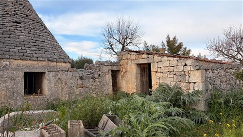 P  R  E  Z  Z  O    R  I  B  A  S  S  A  T  O  -  Corpo di 4 Trulli con 2 depositi